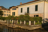 maison au bord du lac